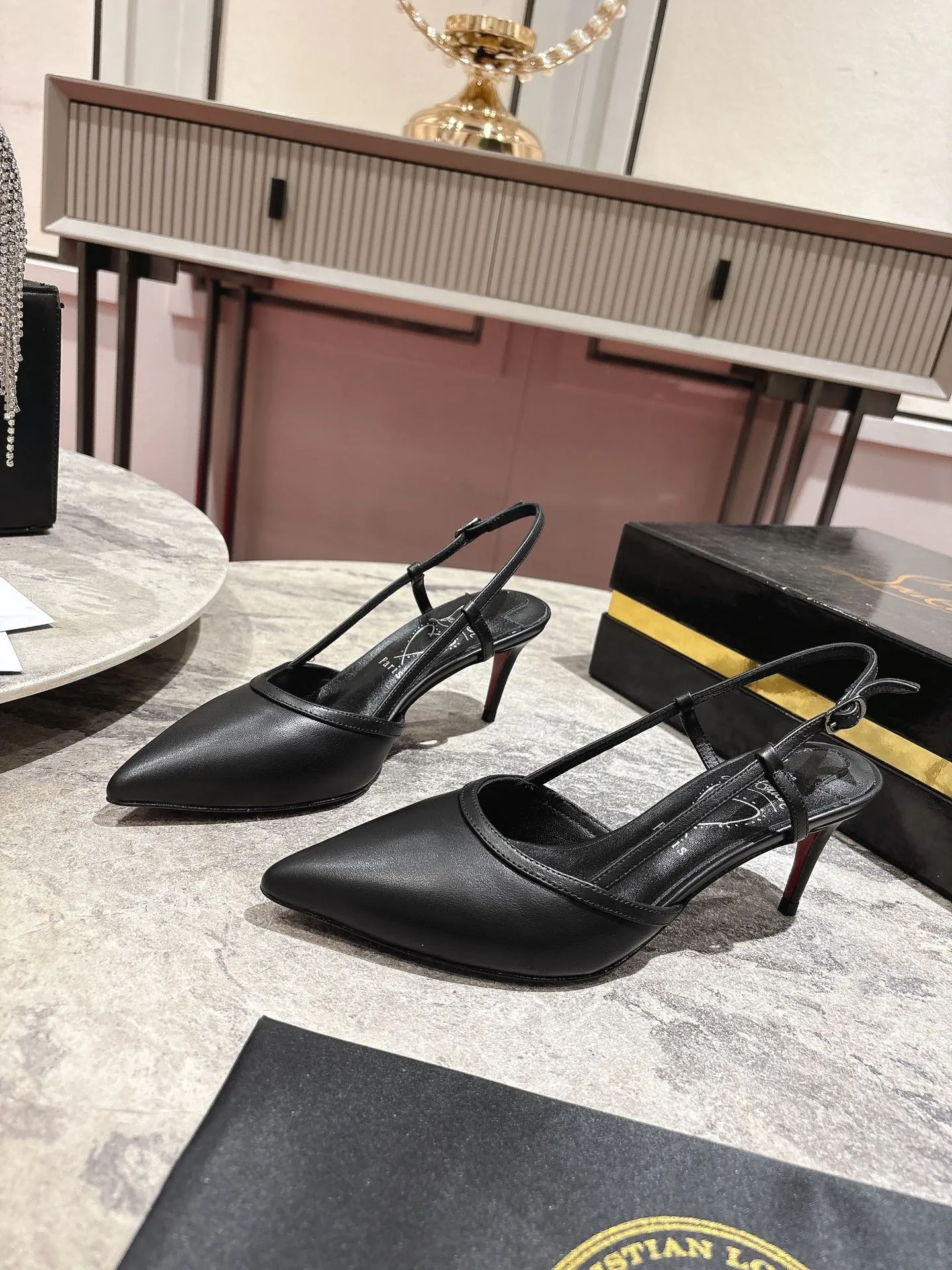 👟👟Ex-factory price 600👟👟 🆑❥∙Back empty sandals🦋✪ꫛꫀw.✔︎ Featuring a slightly pointed toe and slim straps, this model is crafted in white calfskin with a 65mm heel height and added hand-placed crystals on the front. It features our signature Louboutin red sole with Christian Louboutin's signature and heart-shaped stamped logo on the insole. Size: 34 yards - 42 yards (34.40.41.42. Customized, non-refundable and non-exchangeable‼️) Heel height: 6.5cm Color: white black
